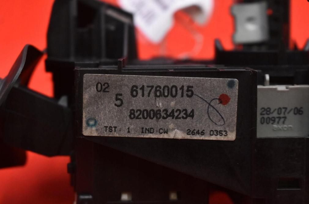 Renault Clio II 1998-2012 hatchback 2006 Prepínacie páčky pod volantom 8200634234