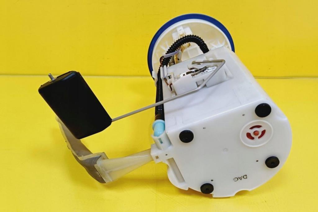 Kia Carens III 2006-2013 hatchback 2.0 16v petrol MT 106 kW 2006  Palivové čerpadlo 31110-1D000