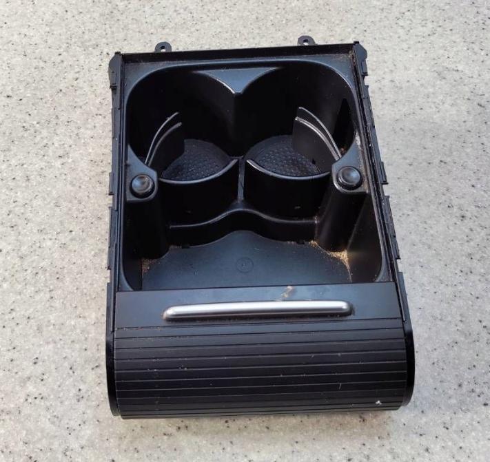 Volkswagen Passat B7 2010-2014 combi 2.0 TDI diesel AT 125 kW 2012  Držiak (úchyt) na nápoje 3C0858329H