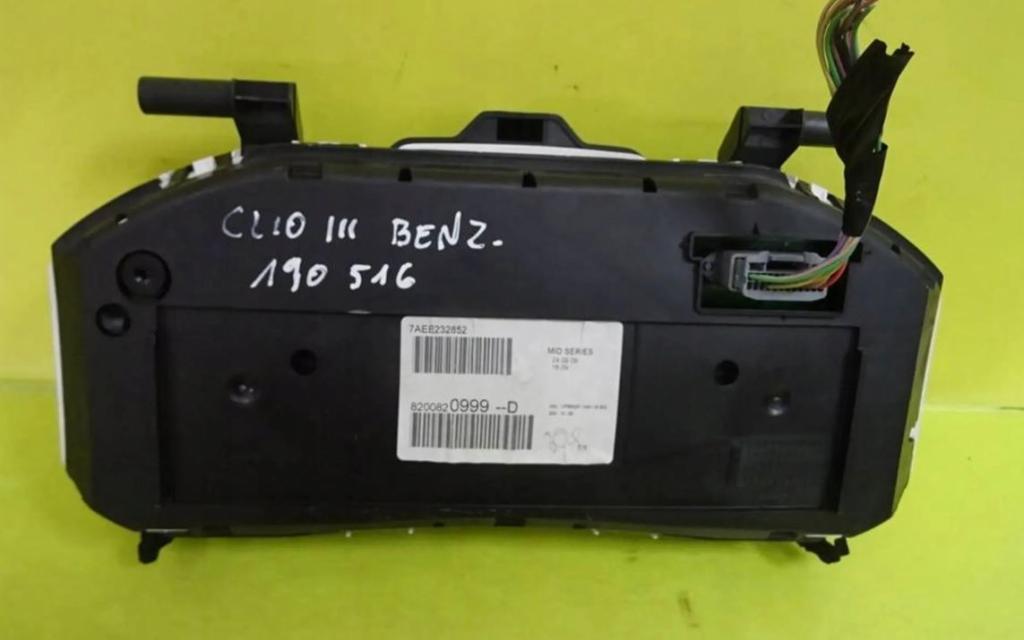 Renault Clio III 2005-2012 hatchback 1.2 16v petrol MT 55 kW 2008  Prístrojová doska 8200820999D
