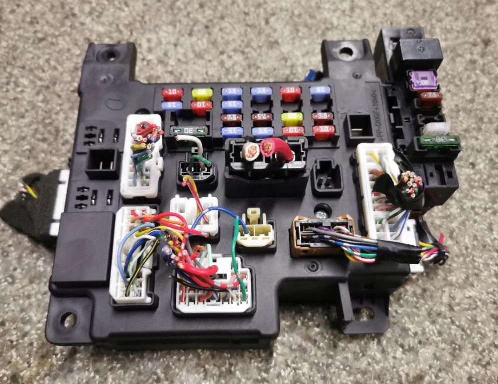 Peugeot 4007 2007-2013 suv 2.2 HDI 4HK diesel MT 115 kW 2009  Poistková skrinka 8637A318poi