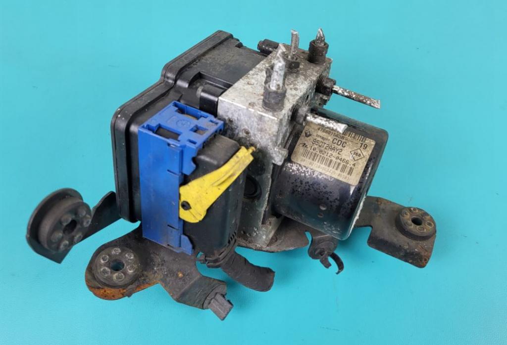 Renault Megane III 2008-2016 hatchback 1.9 DCI diesel 96 kW 2009  Pumpa ABS 476601563R