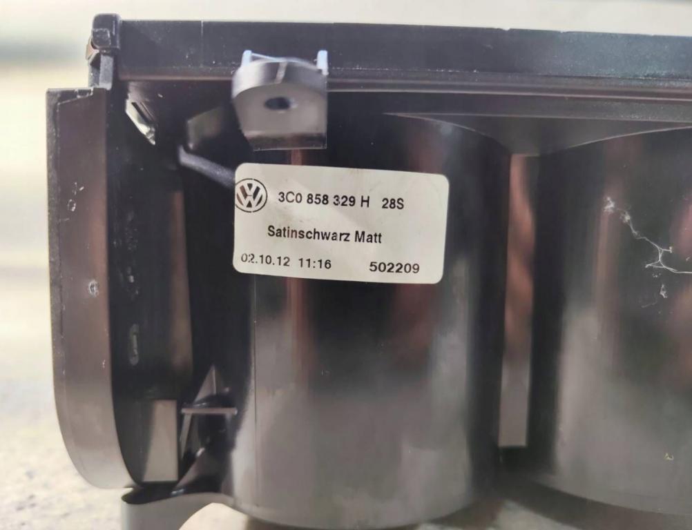 Volkswagen Passat B7 2010-2014 combi 2.0 TDI diesel AT 125 kW 2012  Držiak (úchyt) na nápoje 3C0858329H
