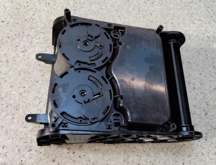 Volkswagen Passat B7 2010-2014 combi 2.0 TDI diesel AT 125 kW 2012  Držiak (úchyt) na nápoje 3C0858329H