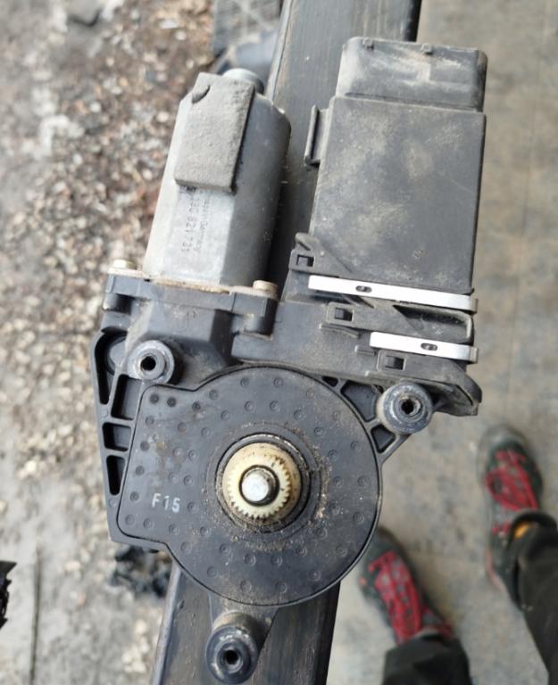 Skoda Octavia I 1996-2010 Motorček okien predný ľavý 104411-302