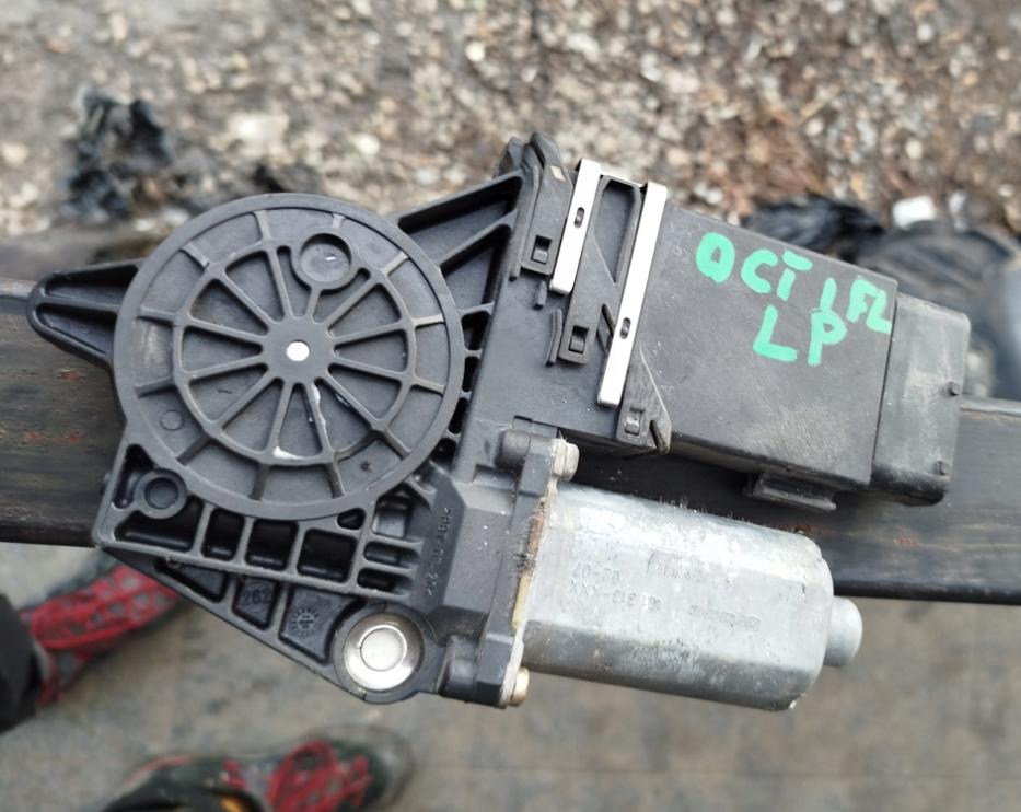 Skoda Octavia I 1996-2010 Motorček okien predný ľavý 104411-302