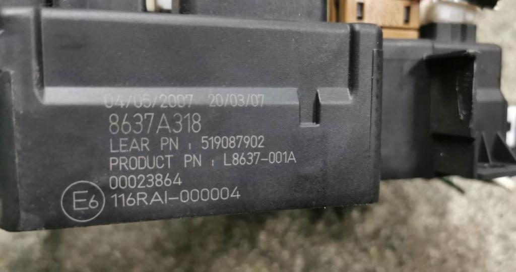 Peugeot 4007 2007-2013 suv 2.2 HDI 4HK diesel MT 115 kW 2009  Poistková skrinka 8637A318poi