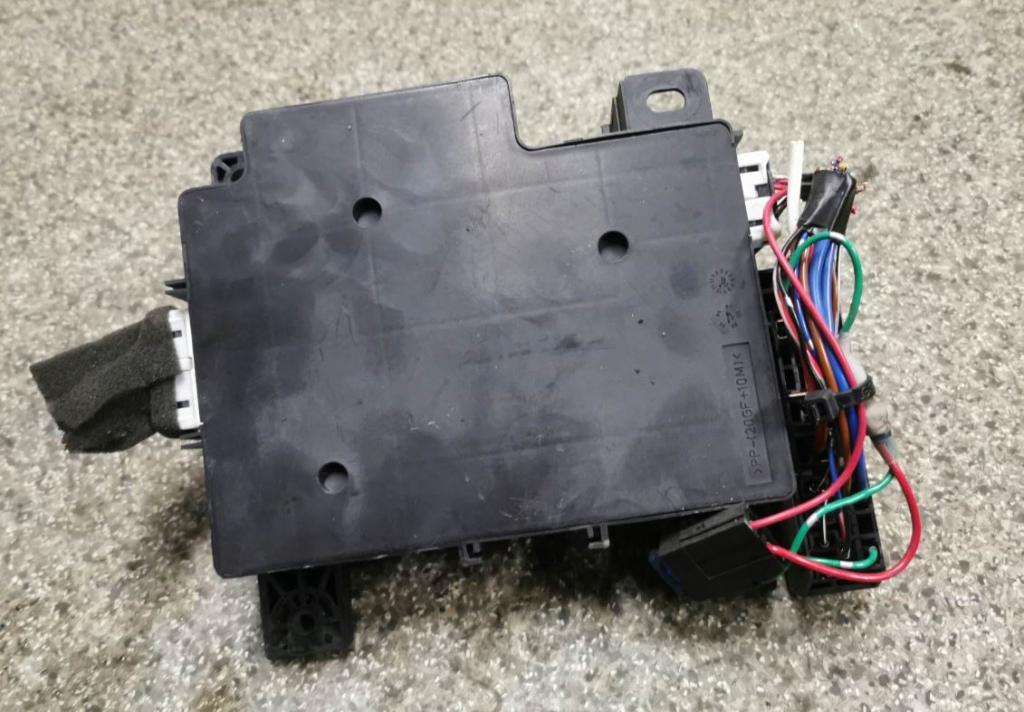 Peugeot 4007 2007-2013 suv 2.2 HDI 4HK diesel MT 115 kW 2009  Poistková skrinka 8637A318poi