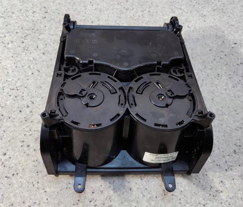 Volkswagen Passat B7 2010-2014 combi 2.0 TDI diesel AT 125 kW 2012  Držiak (úchyt) na nápoje 3C0858329H