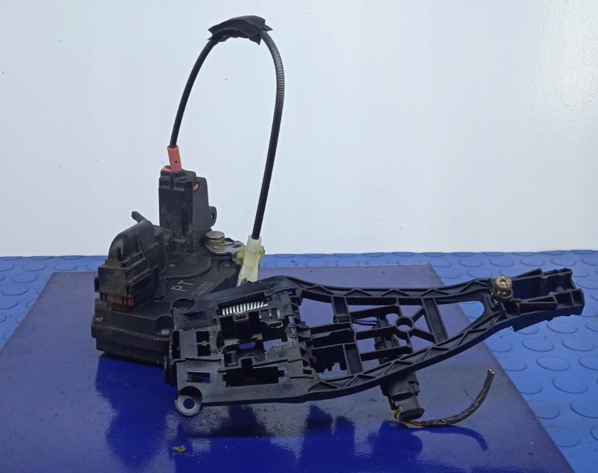 Opel Astra III 2004-2014 Motorček zámku dverí zadný pravý 13210737