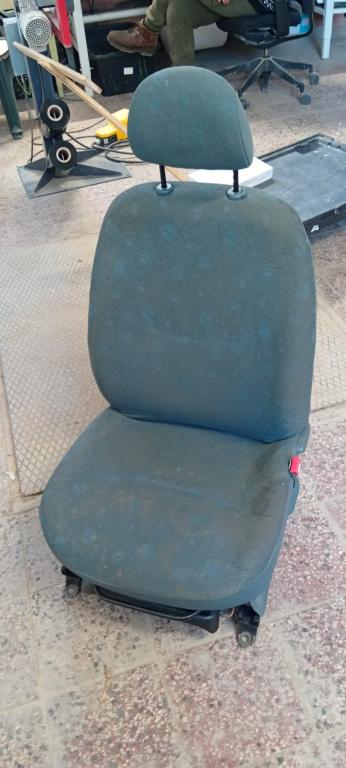 Toyota Yaris II 2005-2011 hatchback 1.0 VVTI petrol MT 51 kW 2008  Sedadlo predné pravé