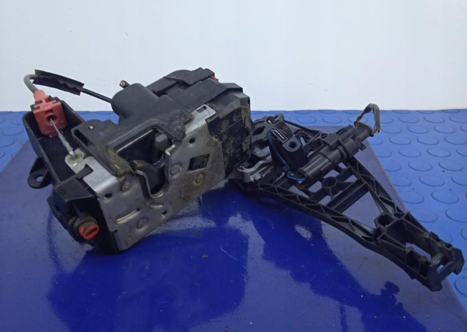 Opel Astra III 2004-2014 Motorček zámku dverí zadný pravý 13210737