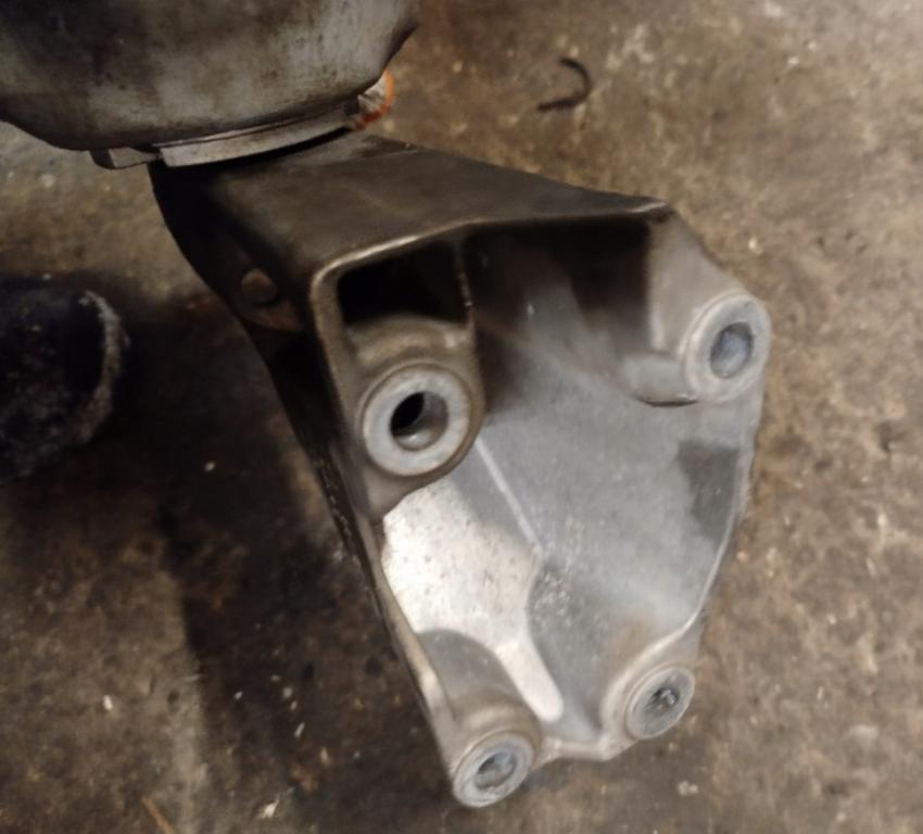 Audi A6 C5 1997-2004 combi 3.0 V6 petrol AT 162 kW Držiak prevodovky 8D0399113AG