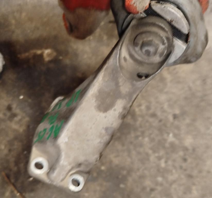 Audi A6 C5 1997-2004 combi 3.0 V6 petrol AT 162 kW Držiak prevodovky 8D0399113AG