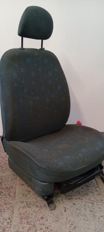 Toyota Yaris II 2005-2011 hatchback 1.0 VVTI petrol MT 51 kW 2008  Sedadlo predné pravé