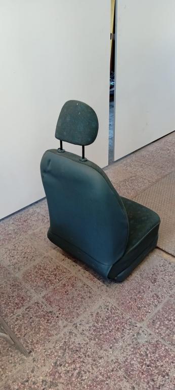 Toyota Yaris II 2005-2011 hatchback 1.0 VVTI petrol MT 51 kW 2008  Sedadlo predné pravé