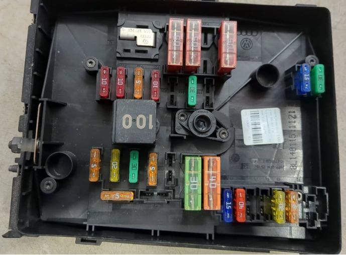 Skoda Superb II 2008-2015 sedan 2.0 TDI diesel MT 125 kW 2012  Poistková skrinka 1K0937118 1K0937125D