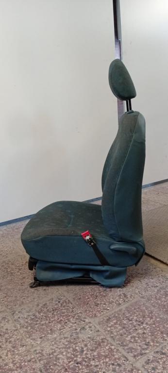 Toyota Yaris II 2005-2011 hatchback 1.0 VVTI petrol MT 51 kW 2008  Sedadlo predné pravé