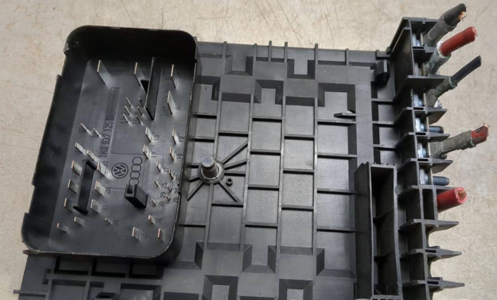 Skoda Superb II 2008-2015 sedan 2.0 TDI diesel MT 125 kW 2012  Poistková skrinka 1K0937118 1K0937125D