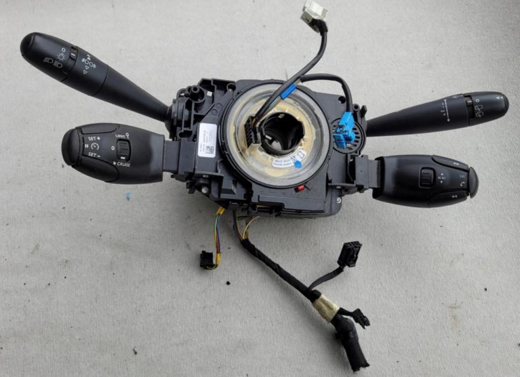 Citroen C3 II 2009-2016 hatchback 1.2 PureTech petrol MT 60 kW 2015 Prepínacie páčky pod volantom 96773879ZD