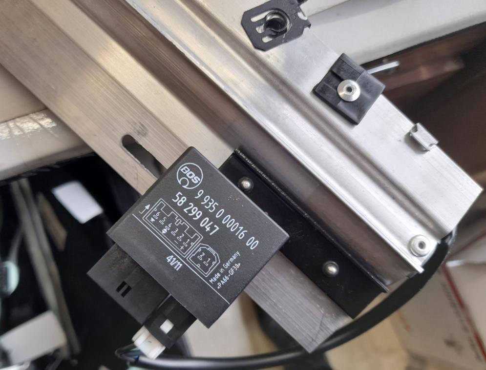 Jaguar XF I X250 2007-2015 Roleta kufra 9929000064