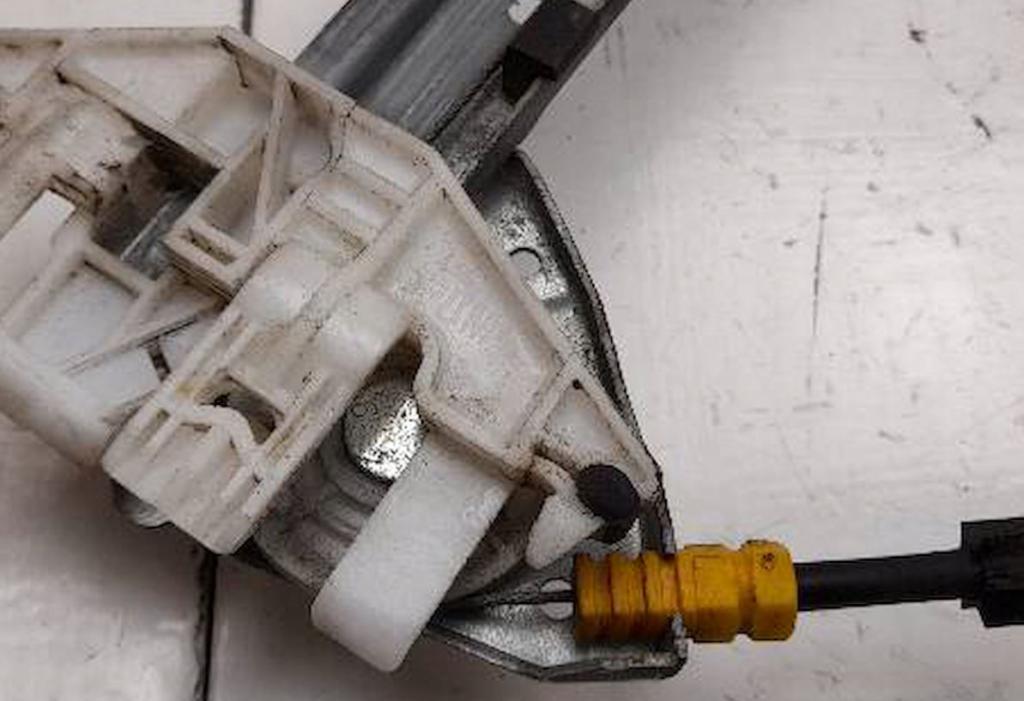 Peugeot 406 sedan 1.8 8v petrol 66 kW 1999  Mechanizmus sťahovania okna predný ľavý A04452-100