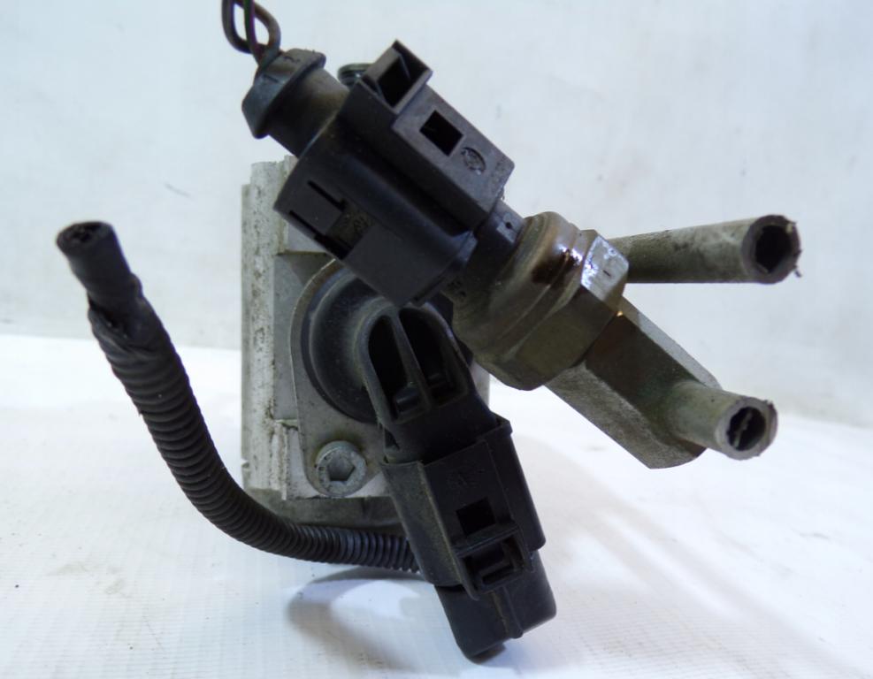 Volkswagen Golf V 2003-2009 hatchback 1.4 FSI petrol MT 66 kW  Palivové čerpadlo 0261520024 03C127025L