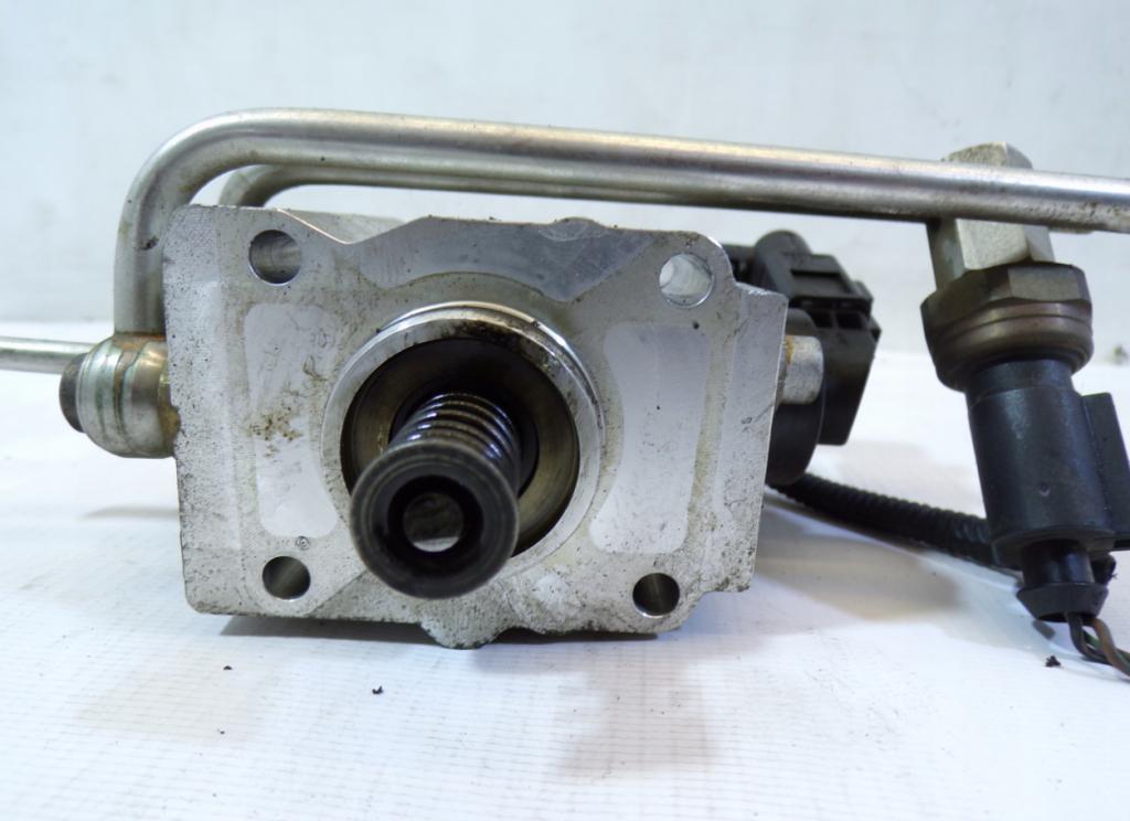 Volkswagen Golf V 2003-2009 hatchback 1.4 FSI petrol MT 66 kW  Palivové čerpadlo 0261520024 03C127025L