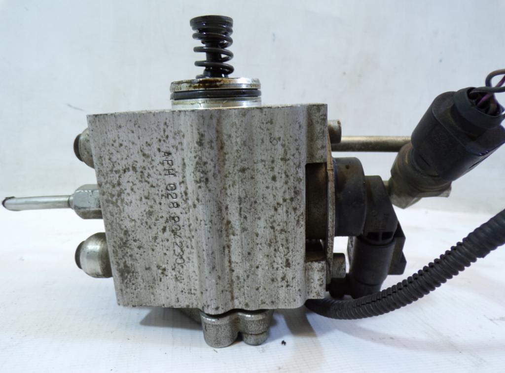 Volkswagen Golf V 2003-2009 hatchback 1.4 FSI petrol MT 66 kW  Palivové čerpadlo 0261520024 03C127025L