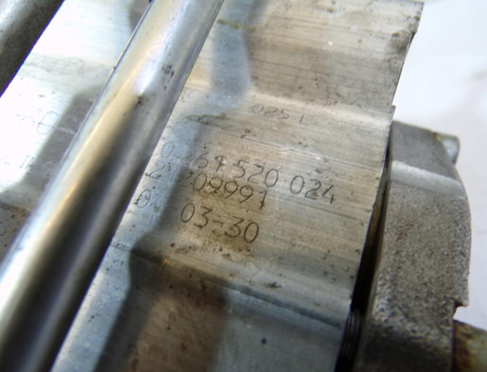 Volkswagen Golf V 2003-2009 hatchback 1.4 FSI petrol MT 66 kW  Palivové čerpadlo 0261520024 03C127025L