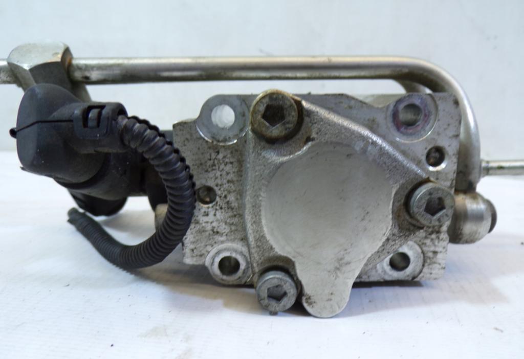 Volkswagen Golf V 2003-2009 hatchback 1.4 FSI petrol MT 66 kW  Palivové čerpadlo 0261520024 03C127025L