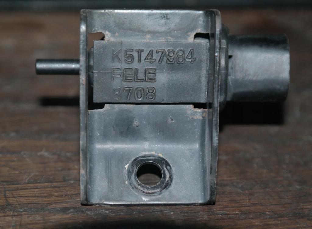 Suzuki Grand Vitara I 1998-2005 hatchback 2.0 D diesel MT 80 kW 2002  Podtlakový ventil K5T47984