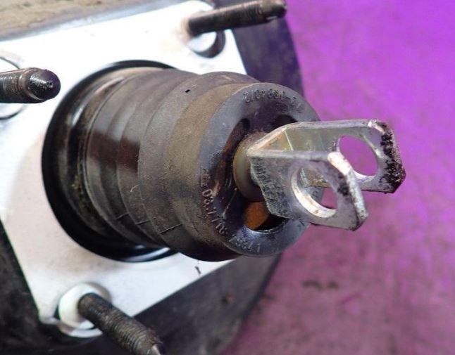 Ford Focus Mk2 2004-2011 hatchback 2.0 TDCI diesel 100 kW 2007  Posilňovač bŕzd 6M512B195FD