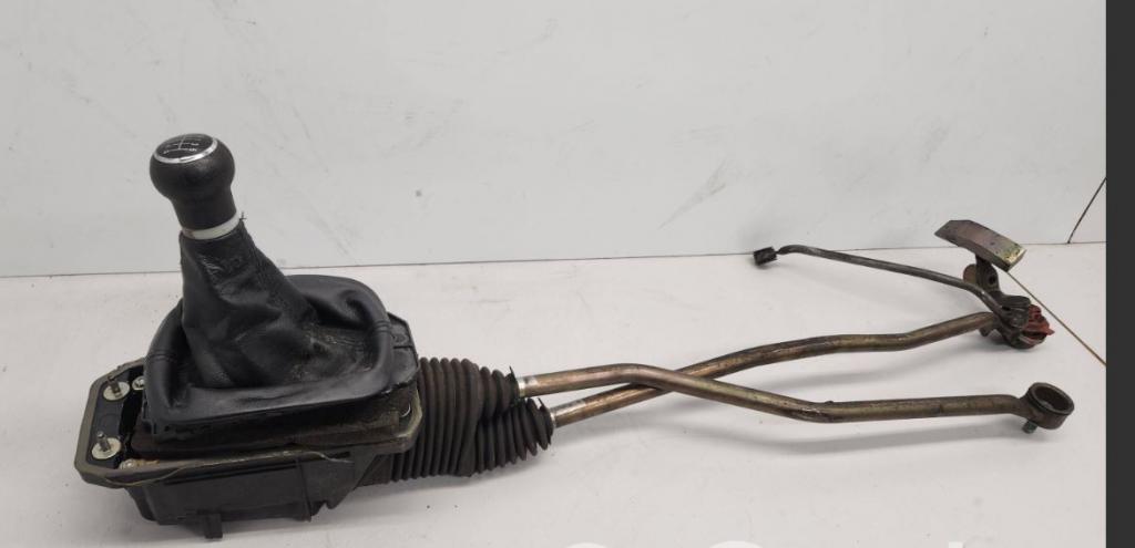 Volkswagen Passat B5 1995-2005 combi 1.4 16v petrol MT 59 kW 2009  Rýchlostná páka (kulisa) 4B0711025F