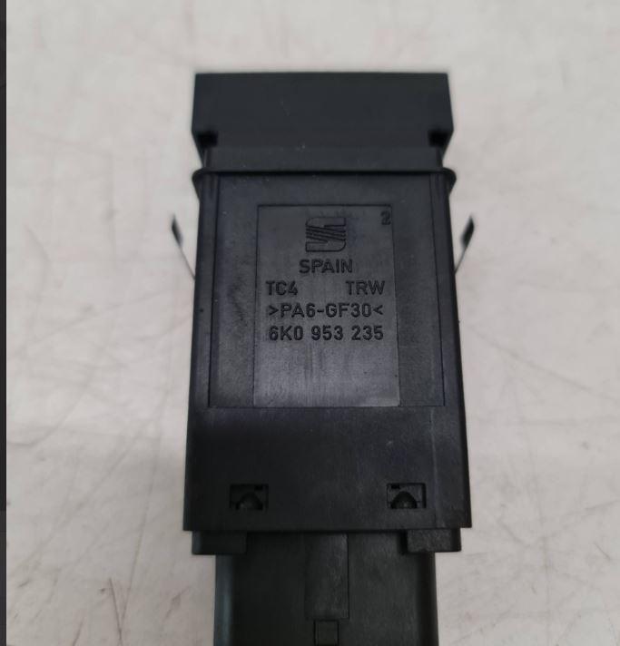 Seat Cordoba I 1993-2002 sedan 1.6 petrol MT 74 kW 1999  Prepínač výstražných (núdzových) svetiel 6K0953235 PA6GF30
