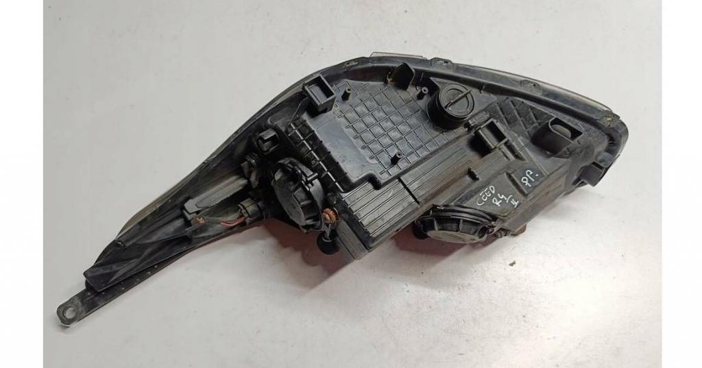 Kia Ceed II 2012-2018 hatchback 1.6 GDI 16v petrol MT 99 kW 2015  Svetlo predné pravé 92102-A2250