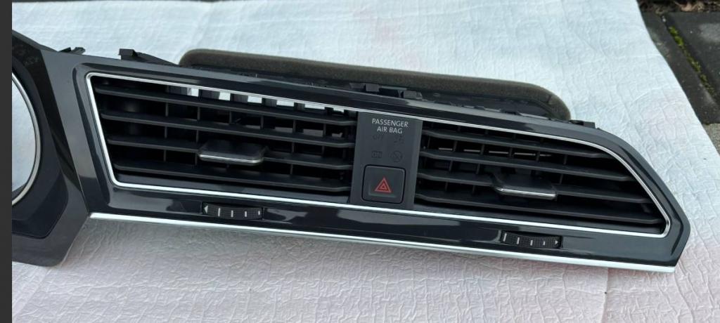 Volkswagen Tiguan II 2016-2024 hatchback 1.5 TSI petrol AT 110 kW 2018  Mriežka kúrenia (fukár) 5NB819728