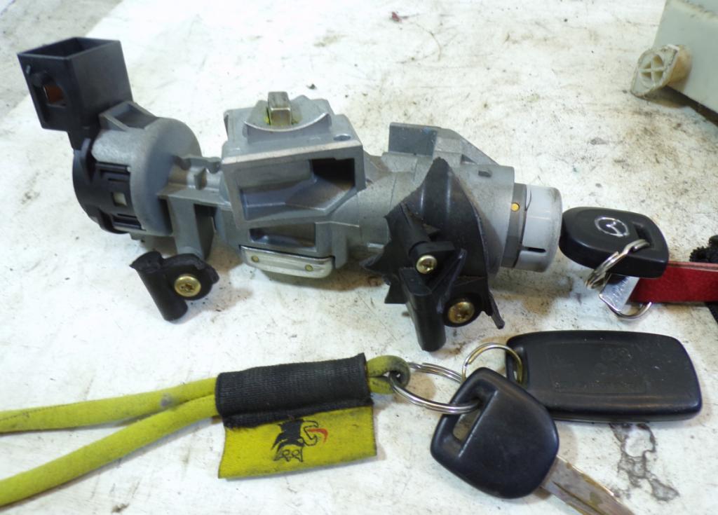 Mazda 3 I BK 2003-2009 sedan 1.6 petrol MT 77 kW 2004  Riadiaca jednotka motora (štartovací komplet)  279721-2240 5190500A7 2S6T15607BC 3M51-3F880-AB