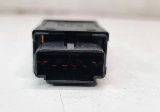 Seat Cordoba I 1993-2002 sedan 1.6 petrol MT 74 kW 1999  Prepínač výstražných (núdzových) svetiel 6K0953235 PA6GF30