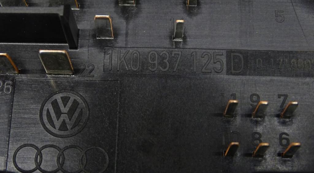 Audi A3 8P 2003-2012 hatchback 1.9 TDI diesel MT 77 kW 2004  Poistková skrinka 1K0907125D