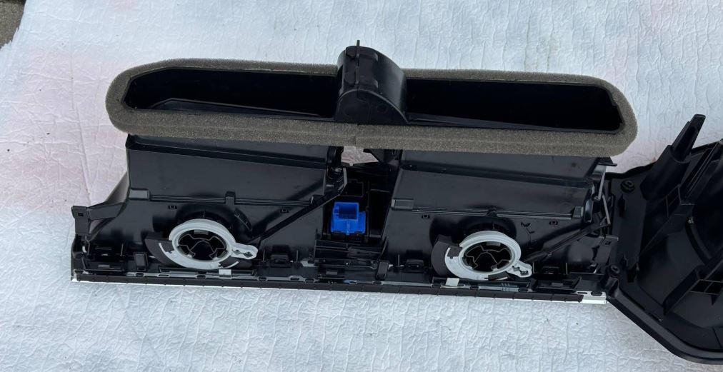 Volkswagen Tiguan II 2016-2024 hatchback 1.5 TSI petrol AT 110 kW 2018  Mriežka kúrenia (fukár) 5NB819728