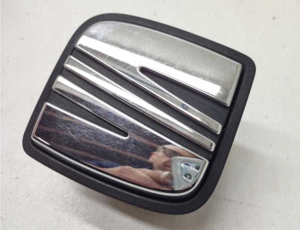 Seat Leon II 2005-2012 hatchback 1.9 TDI diesel MT 77 kW 2008  Kľučka zadnej kapoty vonkajšia 6J4827565E