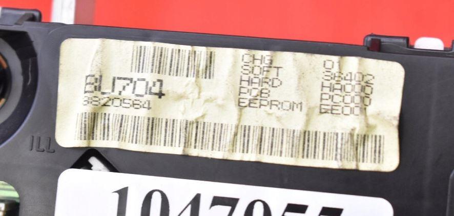 Nissan Almera tino hatchback 1.8 16v petrol MT 85 kW 2004  Prístrojová doska BU704