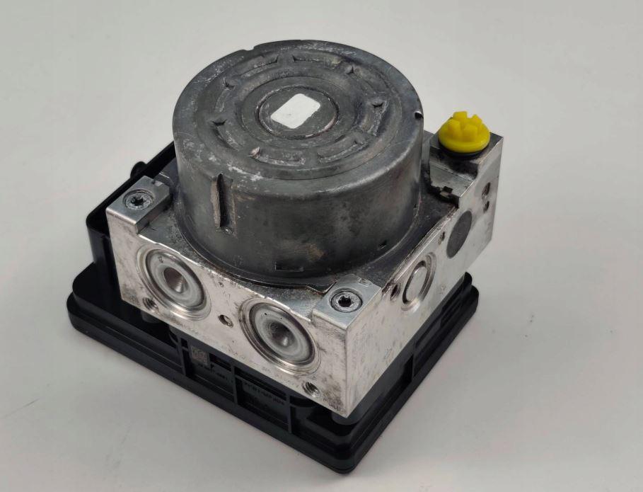 Skoda Octavia III 2013- hatchback 1.6 TDI diesel AT 77 kW 2014  Pumpa ABS 5Q0907379K 5Q0614517J