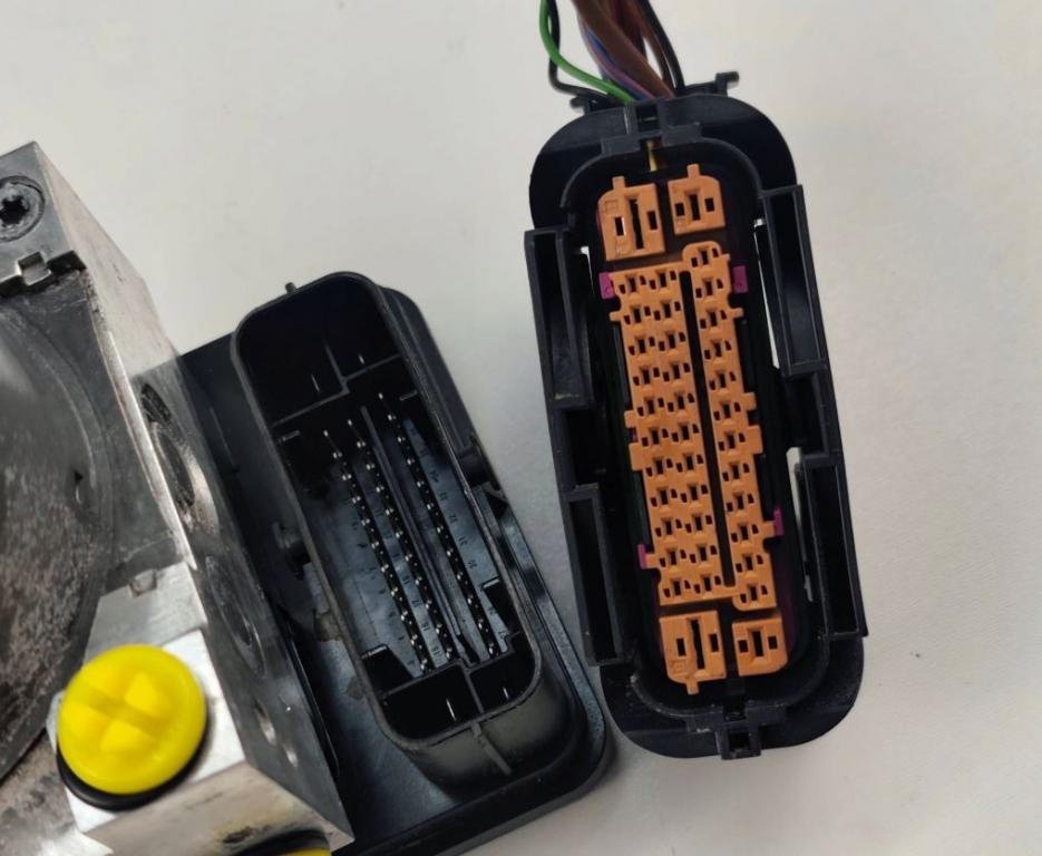 Skoda Octavia III 2013- hatchback 1.6 TDI diesel AT 77 kW 2014  Pumpa ABS 5Q0907379K 5Q0614517J