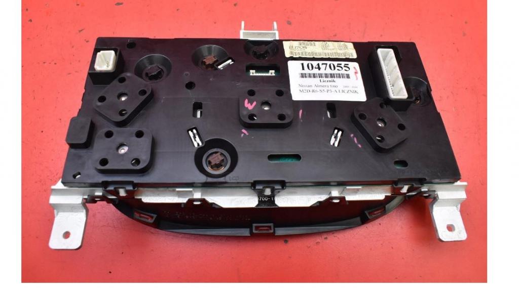 Nissan Almera tino hatchback 1.8 16v petrol MT 85 kW 2004  Prístrojová doska BU704