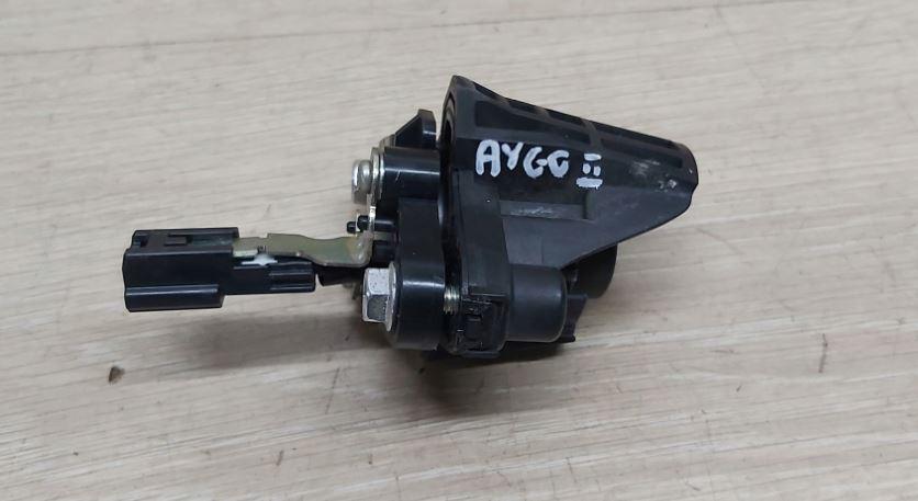 Toyota Aygo 2005-2014 hatchback 1.0 petrol MT 50 kW 2006  Kľučka zadnej kapoty vonkajšia