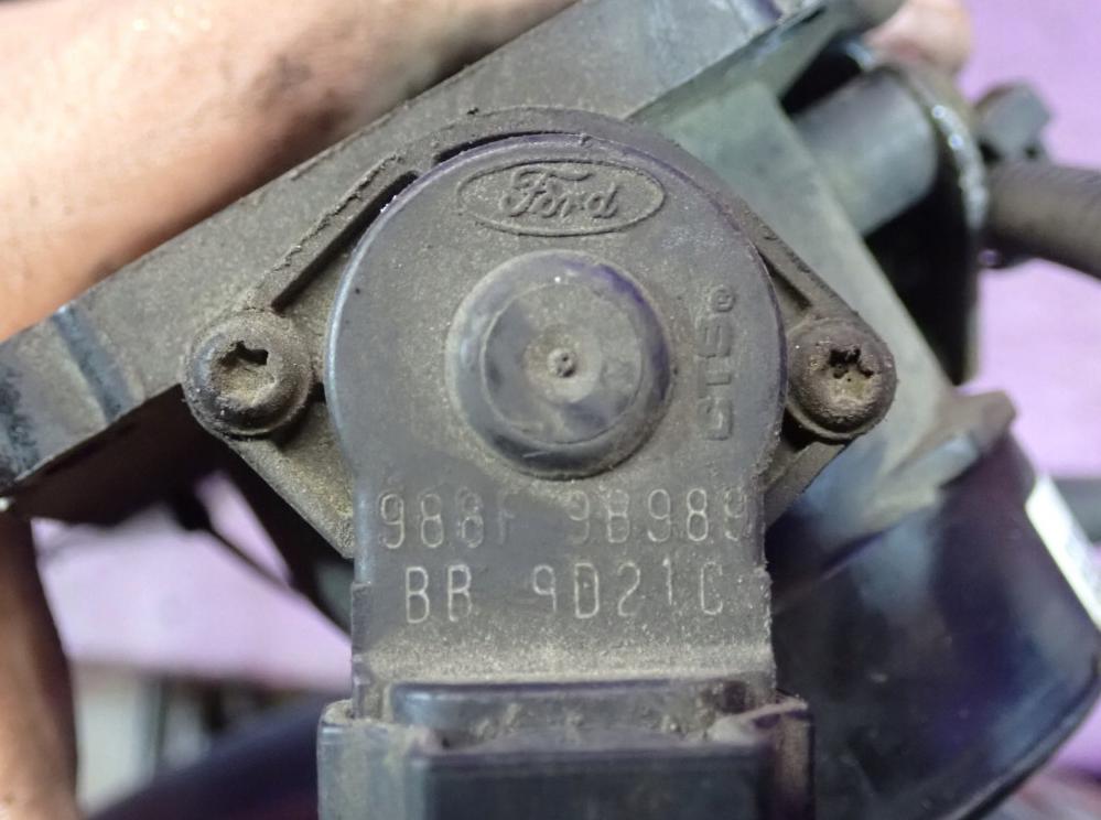 Ford Focus Mk1 1998-2004 sedan 1.6 petrol MT 74 kW 1999 Škrtiaca klapka XS4U-BF