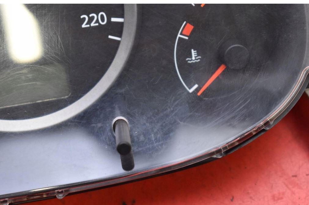 Nissan Almera tino hatchback 1.8 16v petrol MT 85 kW 2004  Prístrojová doska BU704