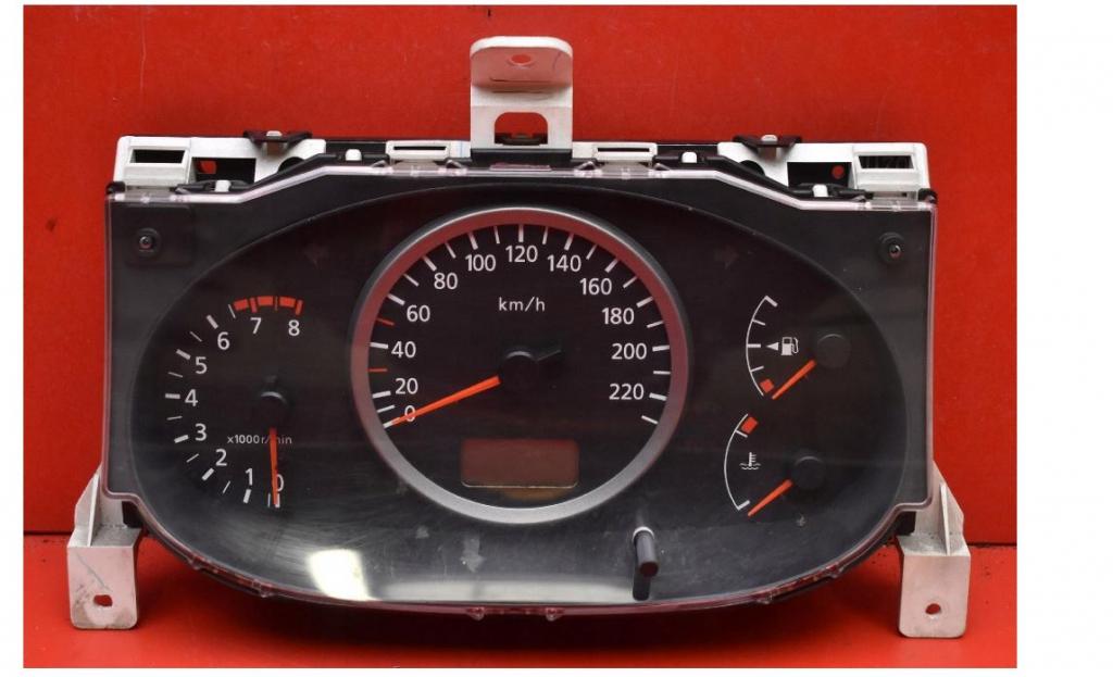 Nissan Almera tino hatchback 1.8 16v petrol MT 85 kW 2004  Prístrojová doska BU704